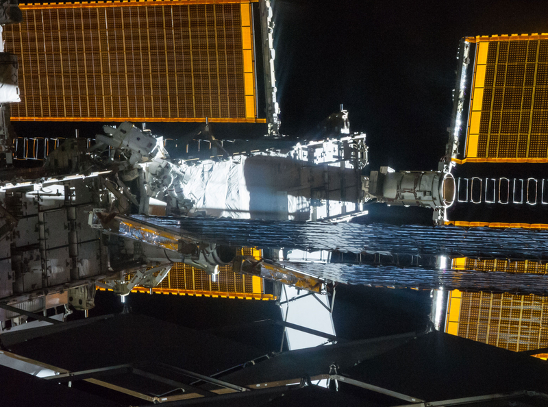 Illustration for article titled This Spacewalk Is All About Cool Perspective Photos
